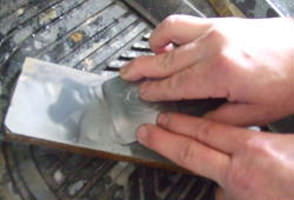 鉋刃の研ぎ：刃先の研ぎ